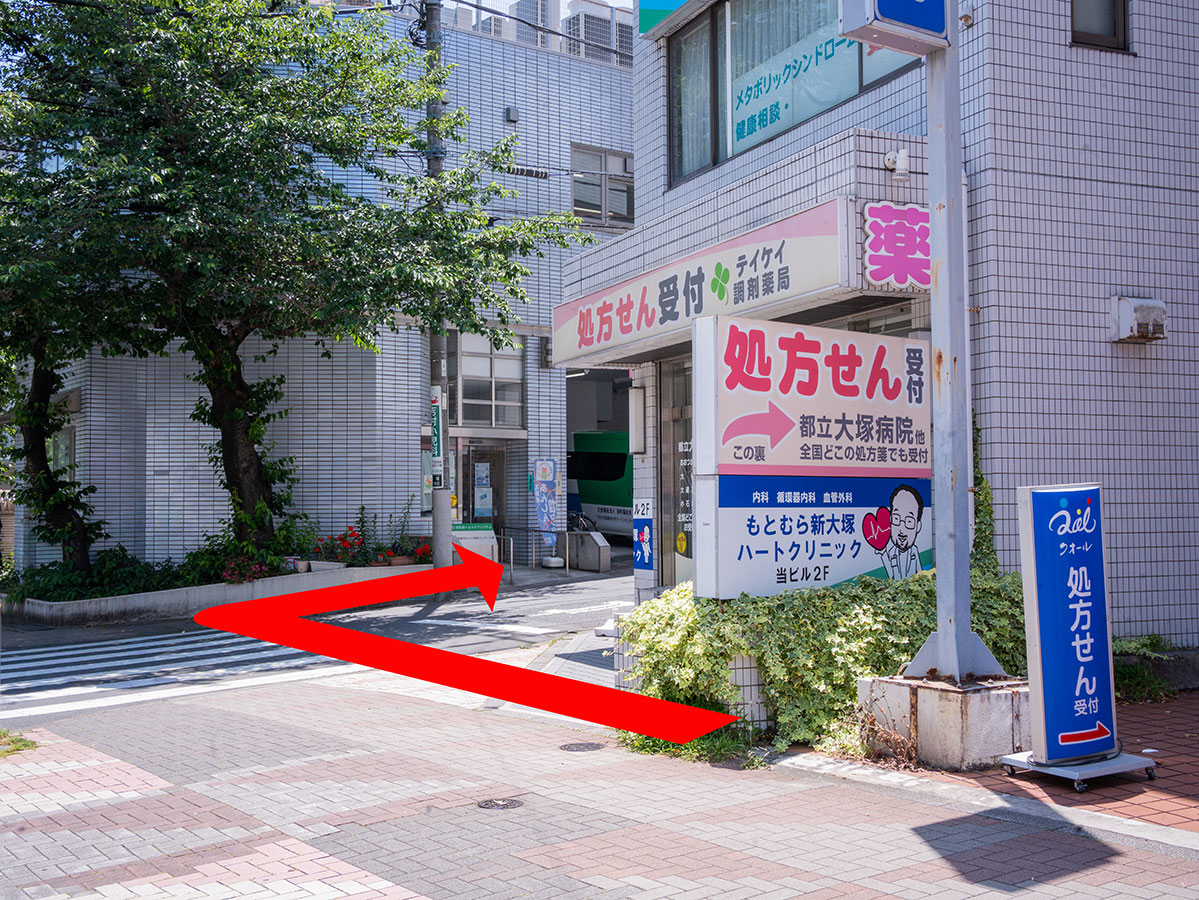 薬局がある十字路を右折します。