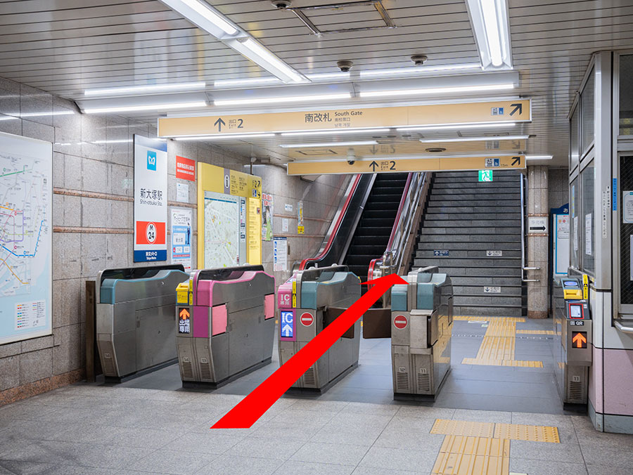 南改札すぐ前の2番出口から外に出ます。
