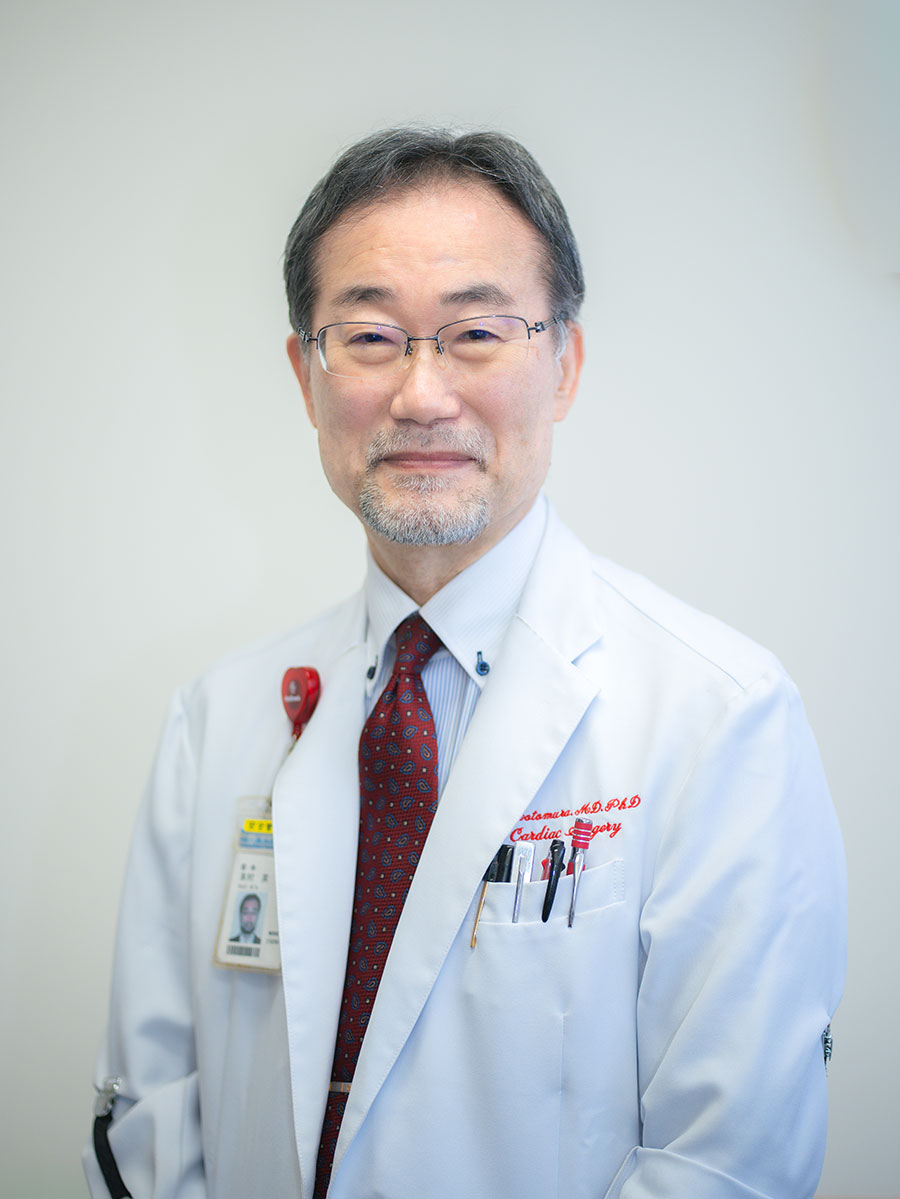 はじめまして。もとむら新大塚ハートクリニック院長の本村 昇です。<br />
<br />
私はこれまで、大学病院（東大病院、東邦大学佐倉病院）において心臓血管外科を専門に、心疾患・血管疾患の診療、研究、教育に携わってまいりました。<br />
<br />
当院では、風邪や腹痛といった身近な症状から、胸の痛み、動悸、息切れ、高血圧などの循環器疾患、そして足のむくみや下肢静脈瘤などの血管疾患まで、総合的・専門的な視点から幅広く診療しております。地域に密着した「お隣りのホームドクター」を目指します。健康診断で心電図異常を指摘された方や、気になる症状がある方もお気軽にご相談ください。<br />
<br />
また、当院では最新AI技術を導入し、診察時の会話音声を電子カルテに取り込むことによってお顔を見ながらの診療に努めております。<br />
<br />
大学病院で培った知見と経験を活かし、地域の皆さまに安心してご相談いただけるクリニックを目指しております。患者さま一人ひとりに寄り添い、わかりやすく丁寧な診療を心がけてまいります。