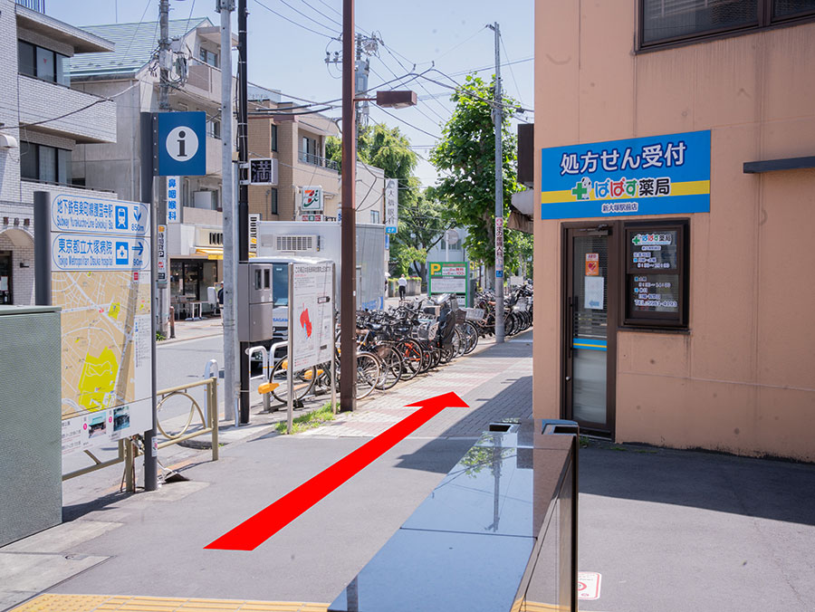 2番出口から直進します。